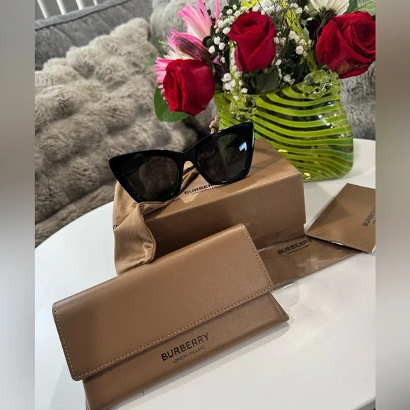 ONE DAY SALE✨
SALE✨🤍BURBERRY Marriane cat eye Black Sunglasses 🤍 - Picture 3 of 16